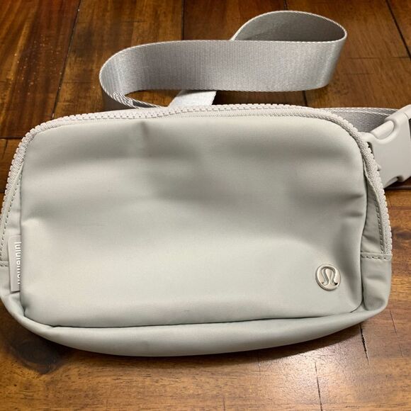COPY - NWOT Lululemon Belt Bag **PRICE**FIRM - Picture 2 of 7
